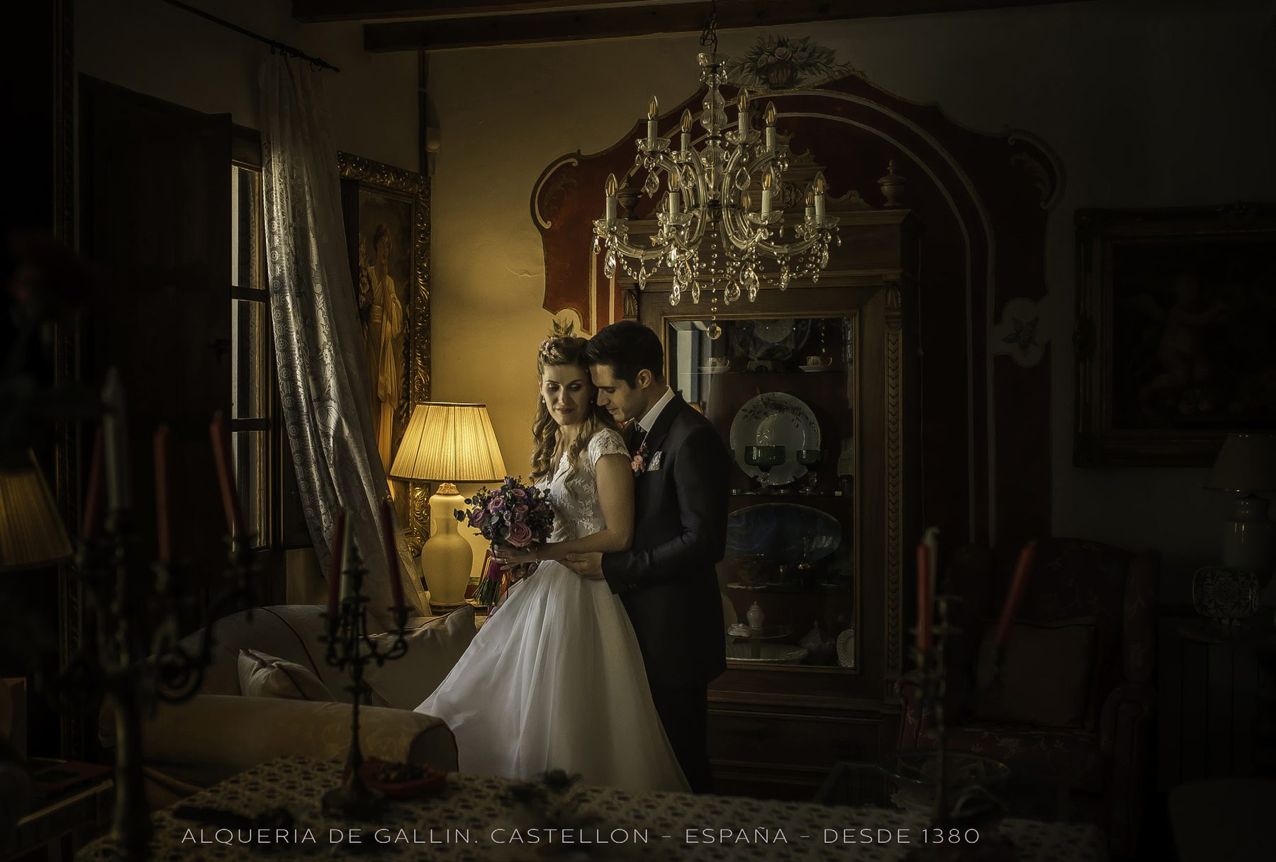 Casal em ambiente cinematográfico